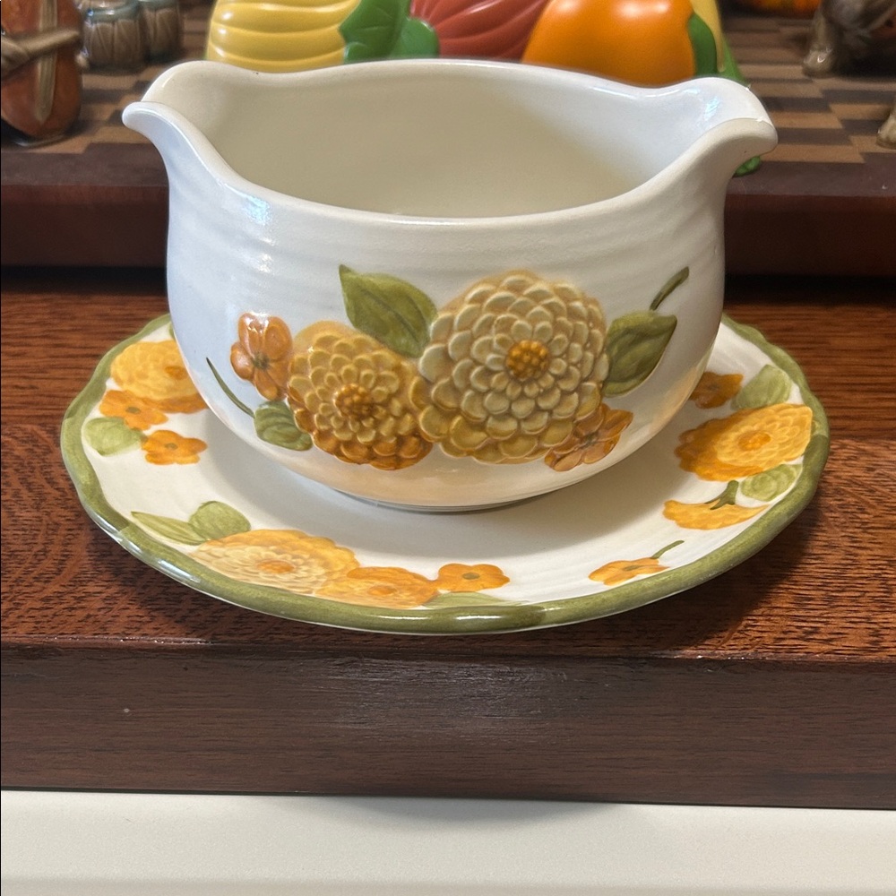 Vintage Metlox Poppytrail w/attached under-plate and double-spout design
